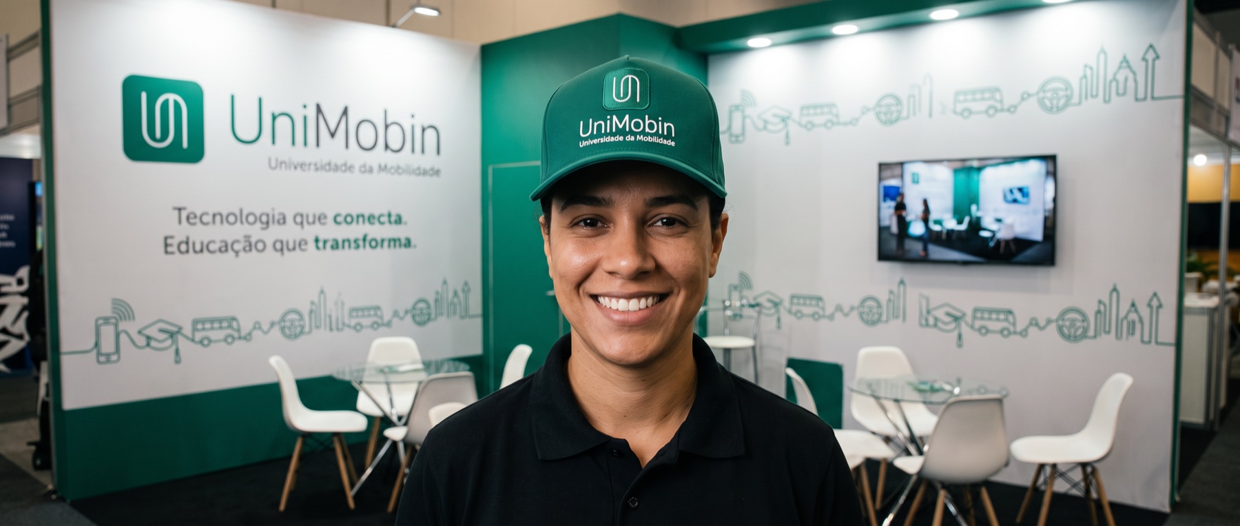 Representante da UniMobin em um ambiente de feira do setor de mobilidade